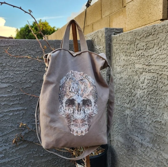 The stunning special edition V&A Alexander McQueen bag - Picture 2 of 7